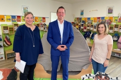 (Foto: Büro Golland/ von links nach rechts: Claudia Busch/Kindergartenleitung, Gregor Golland MdL, Sarah Kaiser/Koordinatorin für Qualitätsentwicklung)