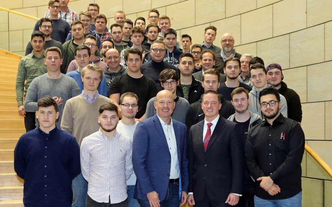 RWE-Auszubildende zu Besuch im Landtag