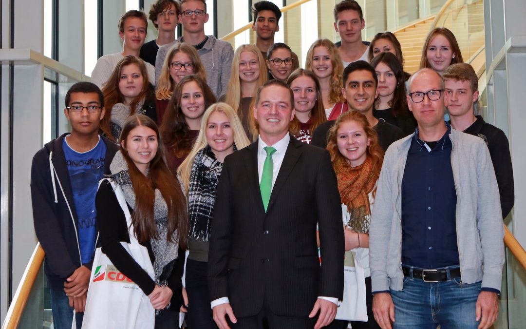 Schüler des Max-Ernst-Gymnasium Brühl zu Besuch im Landtag