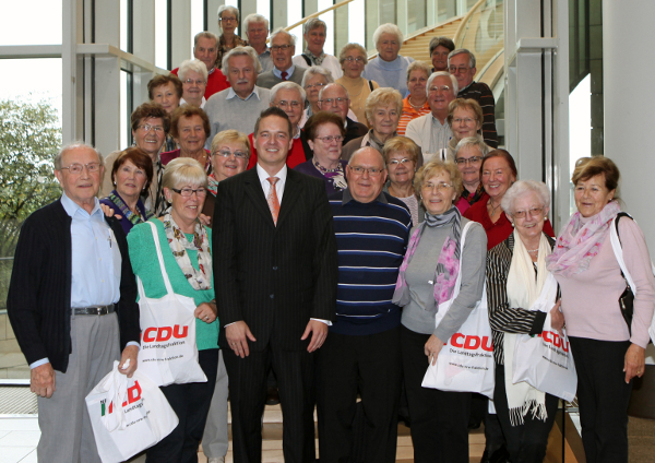 Kirchenchor St. Matthäus aus Brühl besucht Golland im Landtag