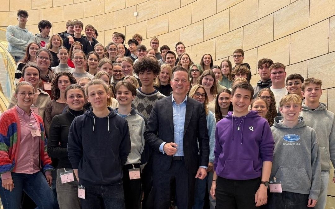 Besuch vom St. Ursula-Gymnasium: Golland tauscht sich mit Oberstufenschülern aus