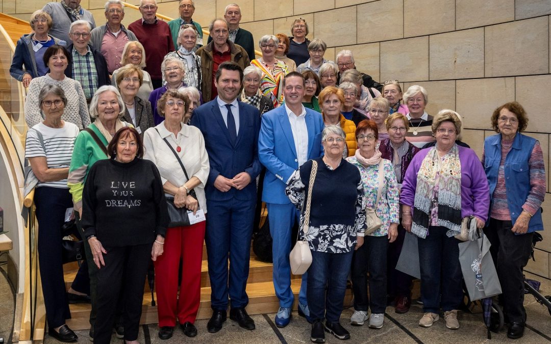 Thomas Okos und Gregor Golland begrüßen Kerpener Senioren im Düsseldorfer Landtag